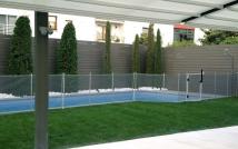 Piscina, barandilla cristal y revestimiento valla.