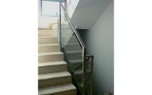 Escalera, barandilla acero y cristal