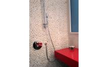 Baño rojo y piedra